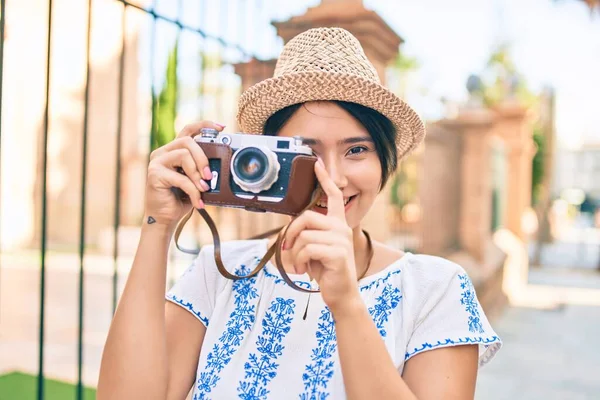 若いですラテン観光女の子オン休暇笑顔幸せな使用ヴィンテージカメラでザ街 — ストック写真