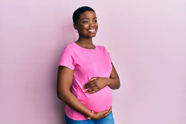 Mujer Afroamericana Joven Esperando Bebé Tocando Vientre Embarazada Mirando Hacia — Foto de Stock