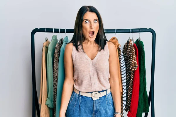 Donna Bruna Mezza Età Che Lavora Come Personal Shopper Professionista — Foto Stock