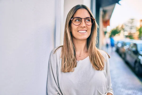 Jonge Kaukasische Vrouw Glimlachend Gelukkig Wandelen Naar Stad — Stockfoto