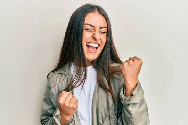 Mulher Hispânica Bonita Vestindo Roupas Casuais Celebrando Surpreso Surpreso Com — Fotografia de Stock