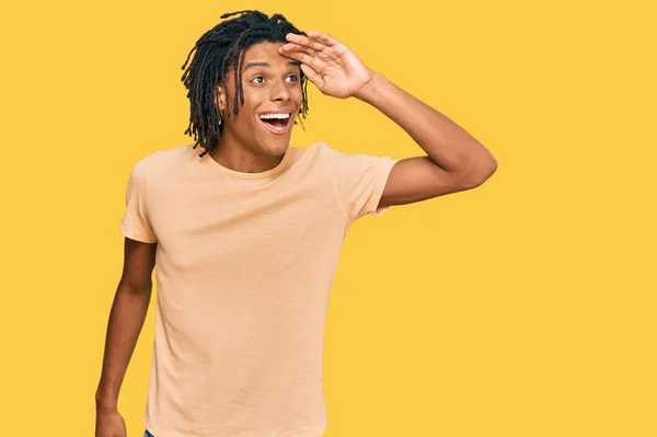 Ung Afrikansk Amerikan Man Bär Avslappnade Kläder Mycket Glad Och — Stockfoto
