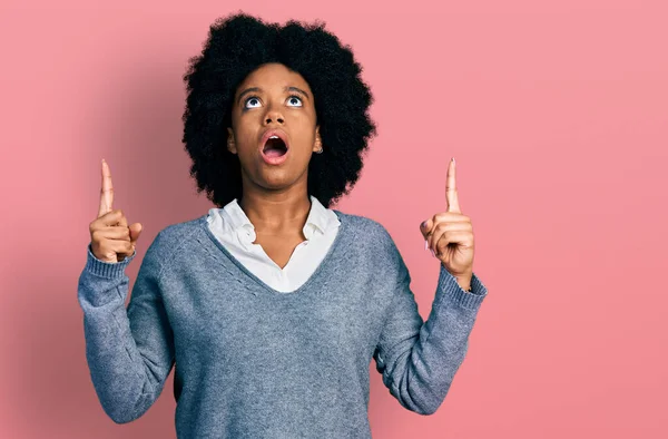 Jovem Afro Americana Vestindo Roupas Negócios Surpreso Surpreso Olhando Para — Fotografia de Stock