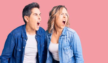 Kızgın ve kızgın bir şekilde bağıran, öfkeden köpürmüş, öfkeyle bağıran bir çift kadın. öfke ve agresif konsept. 