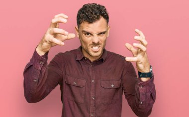 Gündelik kıyafetler giyen genç İspanyol adam öfkeyle bağırıyor, elleri boğazlamaya çalışıyor, deli gibi bağırıyor. 