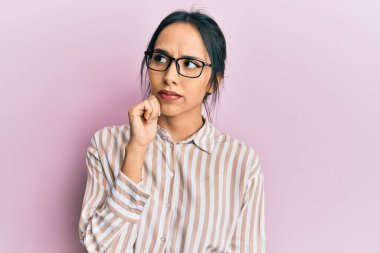 Gündelik giysiler ve gözlük takan genç İspanyol kız şüphe üzerine yoğunlaşmıştı. Parmakları çenesinde ve yukarı bakıyordu. 