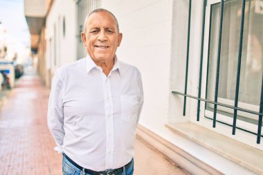 Son sınıf öğrencisi gülümseyerek şehirde mutlu mesut yürüyor..