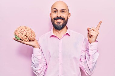 Beyni tutan yakışıklı genç adam gülümsüyor. 