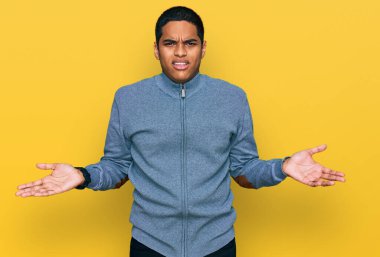 Genç, yakışıklı, sıradan bir kazak giyen ve kolları açık gezen, hiçbir fikri olmayan İspanyol bir adam.. 