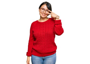 Kısa saçlı, kısa saçlı, gözlüklü, barış sembolü takan, yüzünde gülümsemeyle zafer gösteren genç ve güzel bir İspanyol kadın. 