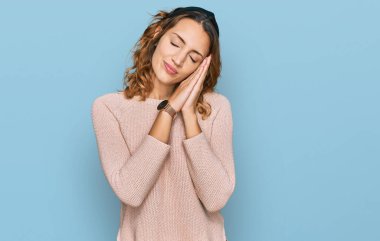 Güzel, genç, beyaz bir kadın, rahat bir süveter giyer, uyur, yorgun düşler kurar, elleriyle poz verir, gözleri kapalı gülümserdi.. 