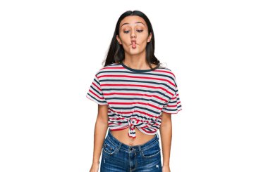 Gündelik kıyafetler giyen genç İspanyol kız dudaklarıyla balık suratı yapıyor, çılgınca ve komik bir jest. Komik ifade. 