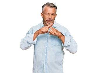 Orta yaşlı, gri saçlı, günlük giysiler giyen, reddedilen bir adam. 