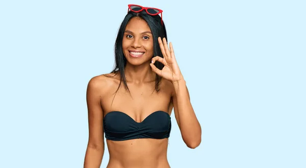 Młoda Afroamerykanka Bikini Uśmiecha Się Pozytywnie Robiąc Znak Dłońmi Palcami — Zdjęcie stockowe