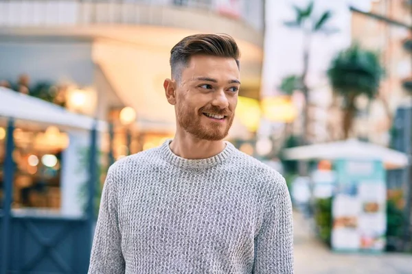 Genç Beyaz Adam Gülümseyerek Şehirde Mutlu Mesut Duruyor — Stok fotoğraf
