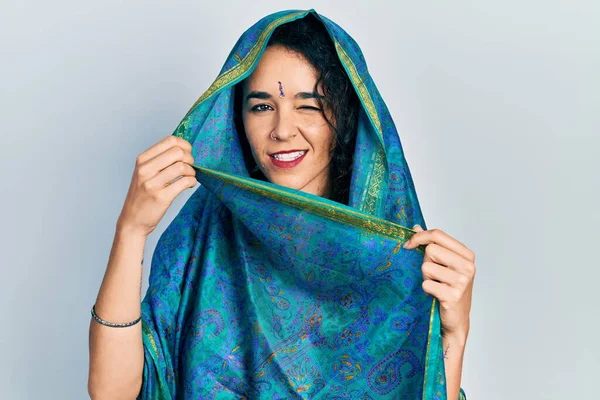 伝統的なインドのサリーを身に着けているビンディを身に着けている若い女性は 顔に幸せとクールな笑顔で 運のいい人 — ストック写真