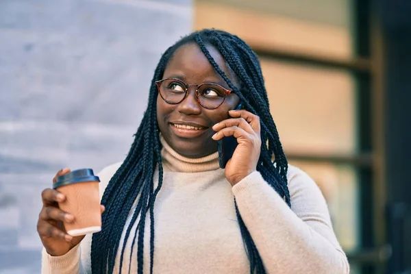 Young African American Woman Talking Smartphone Drinking Take Away Coffee — Stock Photo, Image