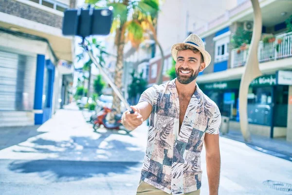 Νεαρός Ισπανός Στις Διακοπές Χαμογελώντας Χαρούμενος Κάνοντας Selfie Από Smartphone — Φωτογραφία Αρχείου