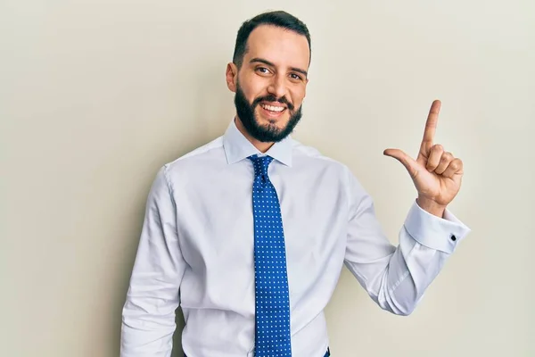 Junger Mann Mit Bart Trägt Business Krawatte Und Zeigt Mit — Stockfoto