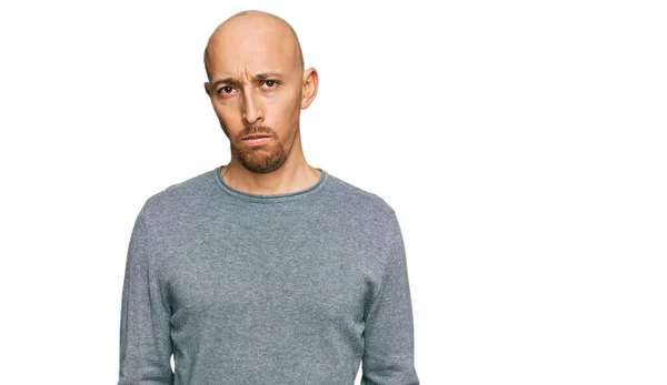 Homem Careca Com Barba Vestindo Roupas Casuais Cético Nervoso Franzindo — Fotografia de Stock