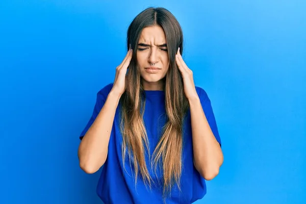 Jeune Femme Hispanique Portant Des Vêtements Décontractés Couvrant Les Oreilles — Photo