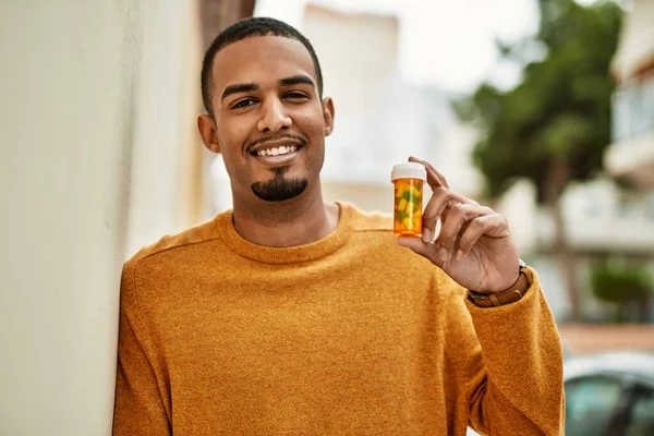 Ung Afrikansk Amerikansk Man Ler Glad Hålla Piller Stan — Stockfoto