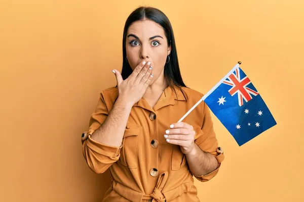 Ung Brunett Kvinna Håller Australier Flagga Täcker Munnen Med Handen — Stockfoto