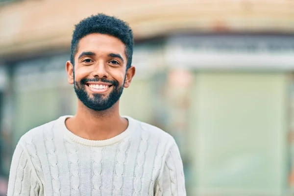 Giovane Uomo Afroamericano Sorridente Felice Piedi Alla Città — Foto Stock