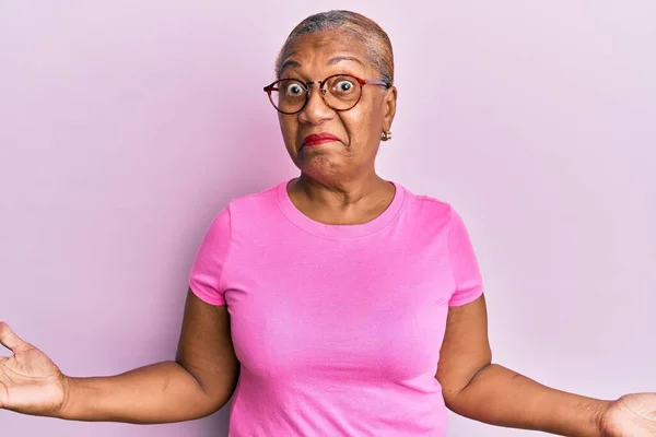 Mujer Afroamericana Mayor Con Ropa Casual Gafas Expresión Despistada Confusa —  Fotos de Stock