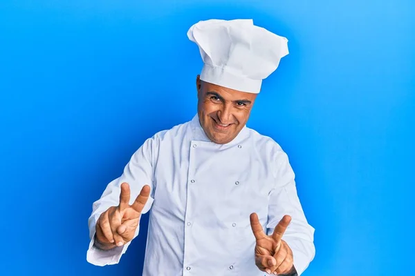 Hombre Maduro Oriente Medio Vistiendo Uniforme Cocinero Profesional Sombrero Sonriendo —  Fotos de Stock