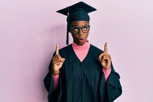 Mladý Africký Americký Dívka Sobě Graduation Čepice Slavnostní Župan Ohromen — Stock fotografie