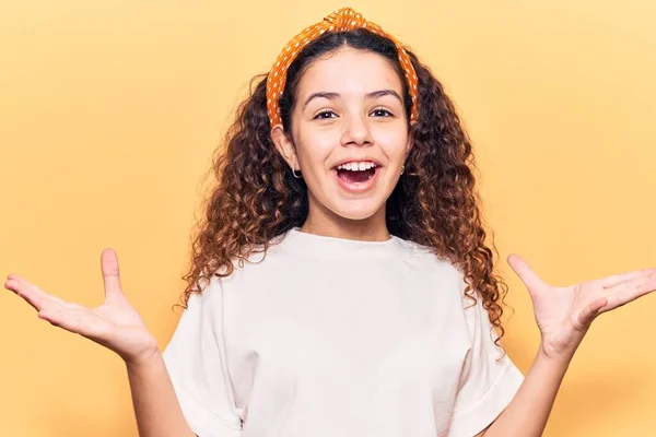 Bella Bambina Con Capelli Ricci Indossa Abiti Casual Che Celebrano — Foto Stock