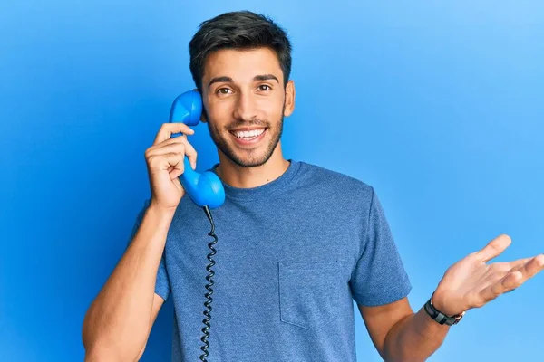 Jonge Knappe Man Spreekt Vintage Telefoon Vieren Prestatie Met Vrolijke — Stockfoto