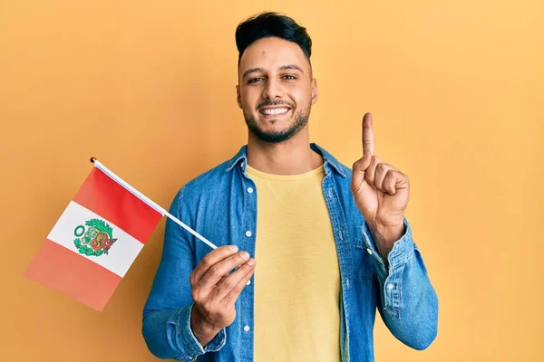 Joven Árabe Sosteniendo Bandera Perú Sonriendo Con Una Idea Pregunta —  Fotos de Stock