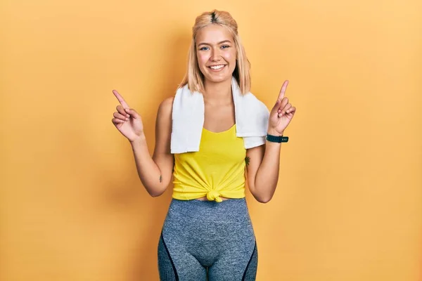 Vacker Blond Sport Kvinna Bär Träningskläder Ler Tryggt Pekar Med — Stockfoto