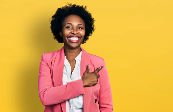 Afroamerikansk Kvinna Med Afro Hår Bär Business Jacka Glad Med — Stockfoto
