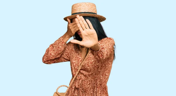 Jeune Femme Afro Américaine Portant Chapeau Été Couvrant Les Yeux — Photo