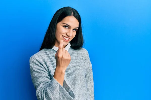 Mujer Hispana Joven Con Ropa Casual Haciendo Señas Ven Aquí — Foto de Stock