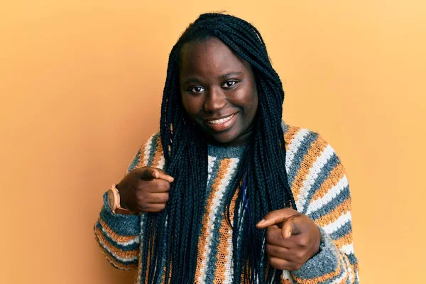 Mujer Negra Joven Con Trenzas Que Usan Suéter Invierno Casual — Foto de Stock