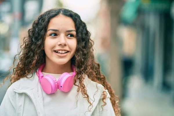 Ισπανόφωνη Κοπέλα Χαμογελώντας Ευτυχισμένη Χρησιμοποιώντας Ακουστικά Στην Πόλη — Φωτογραφία Αρχείου