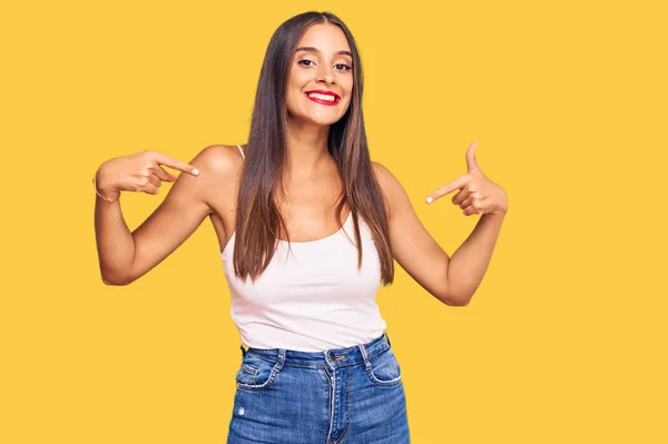 Junge Hispanische Frau Lässiger Kleidung Sieht Selbstbewusst Aus Mit Einem — Stockfoto