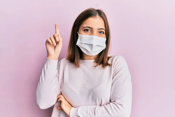 Jovem Mulher Bonita Usando Máscara Médica Sorrindo Com Uma Ideia — Fotografia de Stock