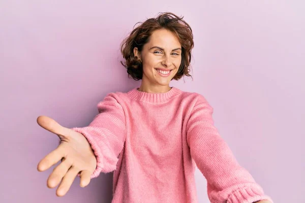 Joven Morena Vestida Con Suéter Casual Invierno Mirando Cámara Sonriendo — Foto de Stock
