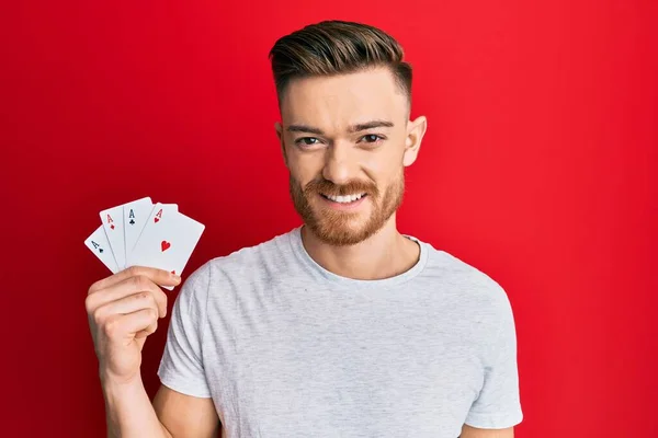 Homem Ruivo Jovem Segurando Cartas Poker Ace Olhando Positivo Feliz — Fotografia de Stock