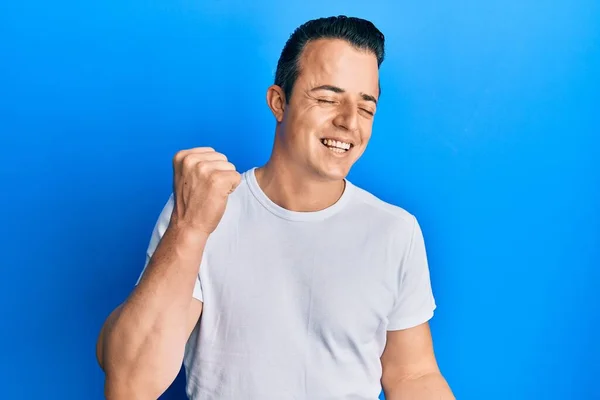 Handsome Young Man Wearing Casual White Shirt Celebrating Surprised Amazed — Stock Photo, Image