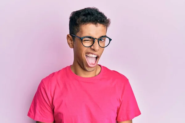 Joven Hombre Afroamericano Guapo Con Gafas Sobre Fondo Rosa Guiño — Foto de Stock