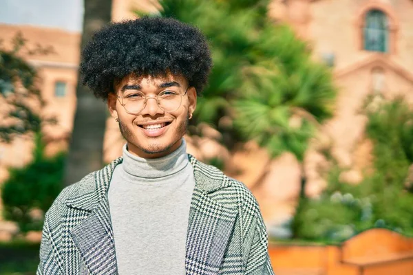 Joven Empresario Afroamericano Sonriendo Feliz Pie Parque — Foto de Stock