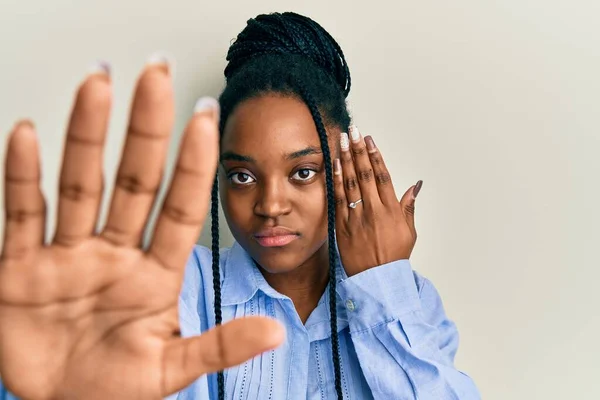 Африканская Американка Плетеными Волосами Обручальным Кольцом Открытой Рукой Делает Знак — стоковое фото