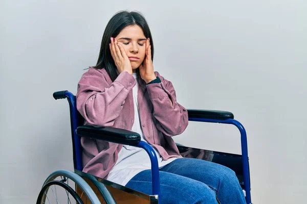 Tekerlekli Sandalyede Oturan Esmer Kadın Yorgun Elleriyle Yüzünü Depresyonunu Üzüntüsünü — Stok fotoğraf