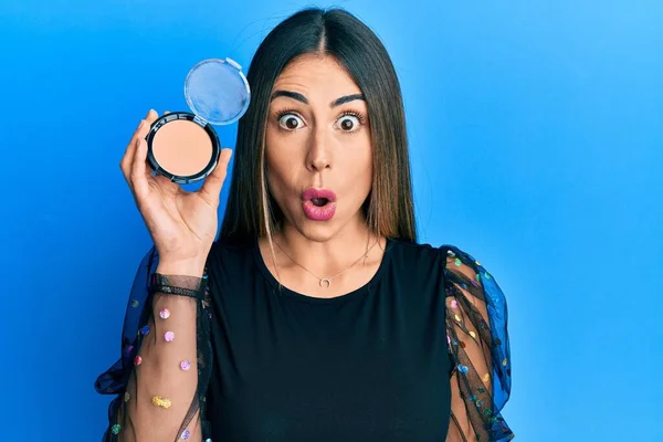Ung Latinamerikansk Kvinna Håller Makeup Pulver Rädd Och Förvånad Med — Stockfoto